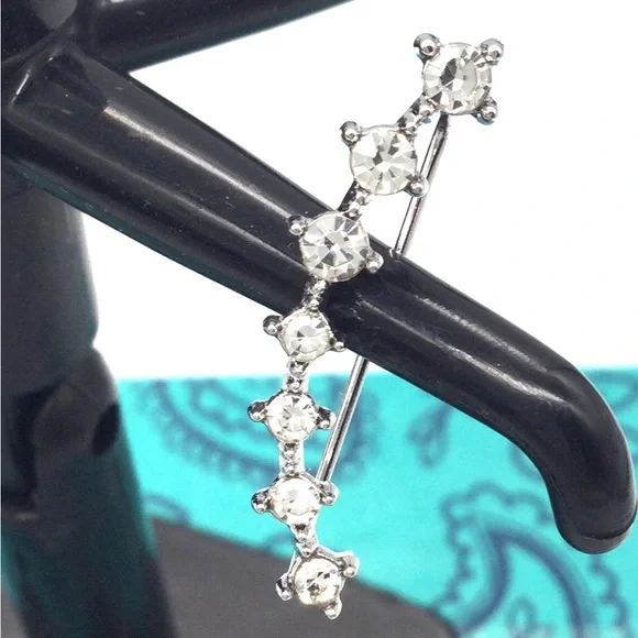 Elegant Silver Crystal Ear Cuff. New - Picture 6 of 10